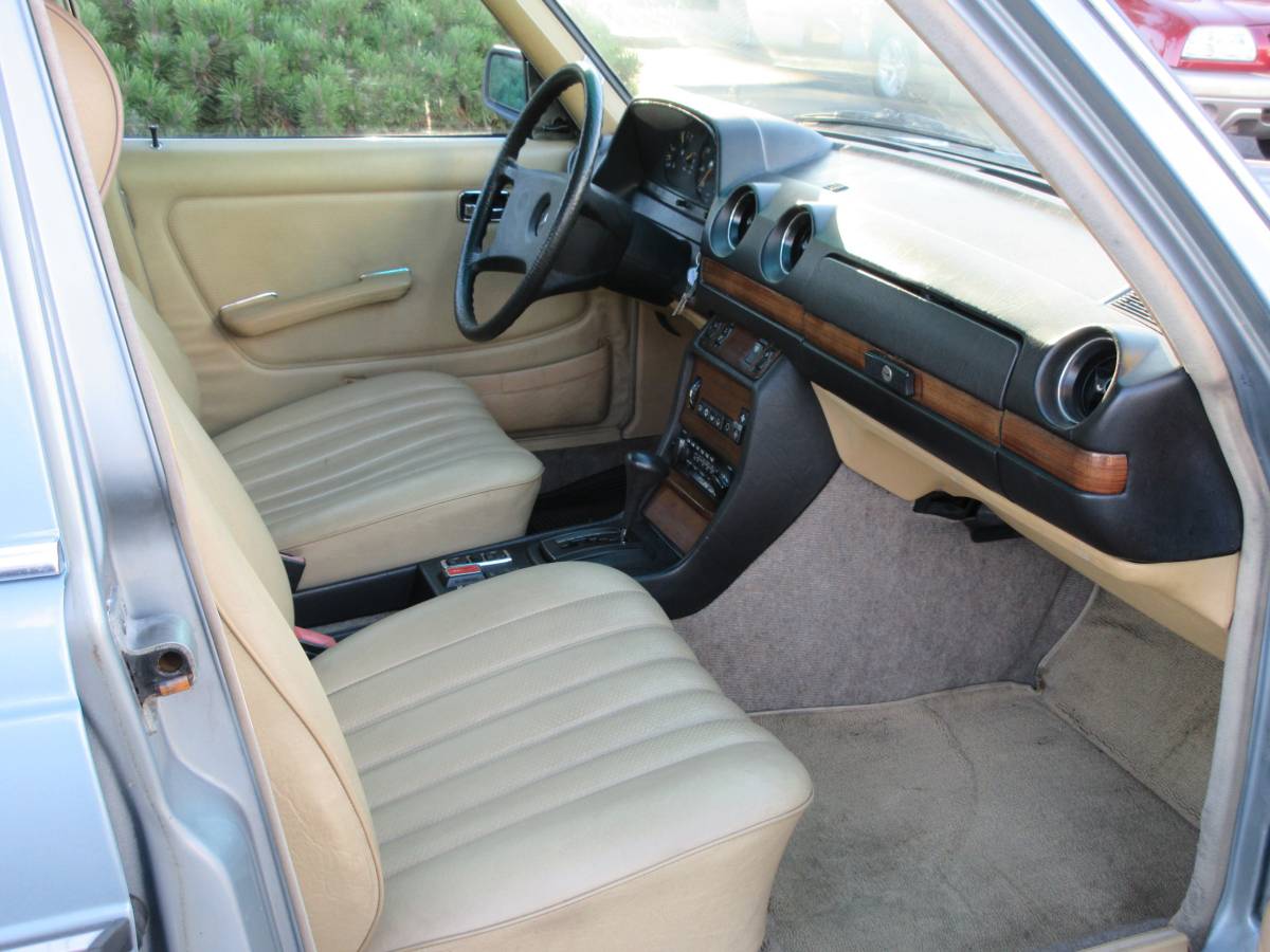 Mercedes-benz-e-class-diesel-1981-blue-17