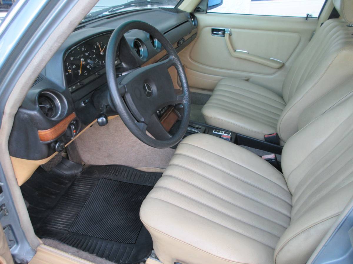 Mercedes-benz-e-class-diesel-1981-blue-25