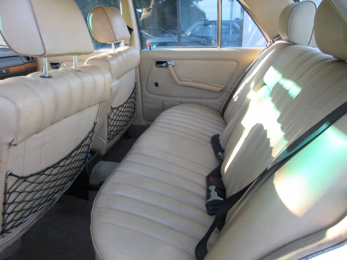 Mercedes-benz-e-class-diesel-1981-blue-27