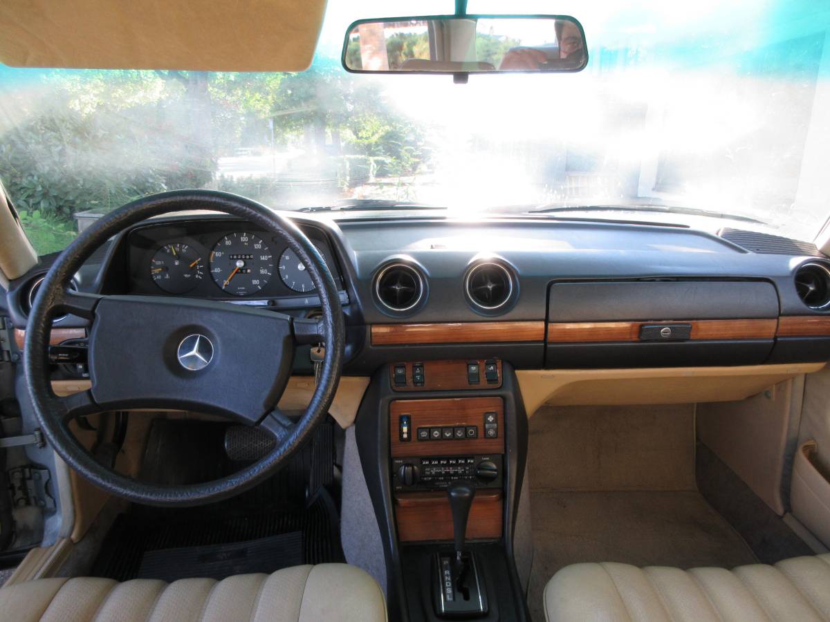 Mercedes-benz-e-class-diesel-1981-blue-4