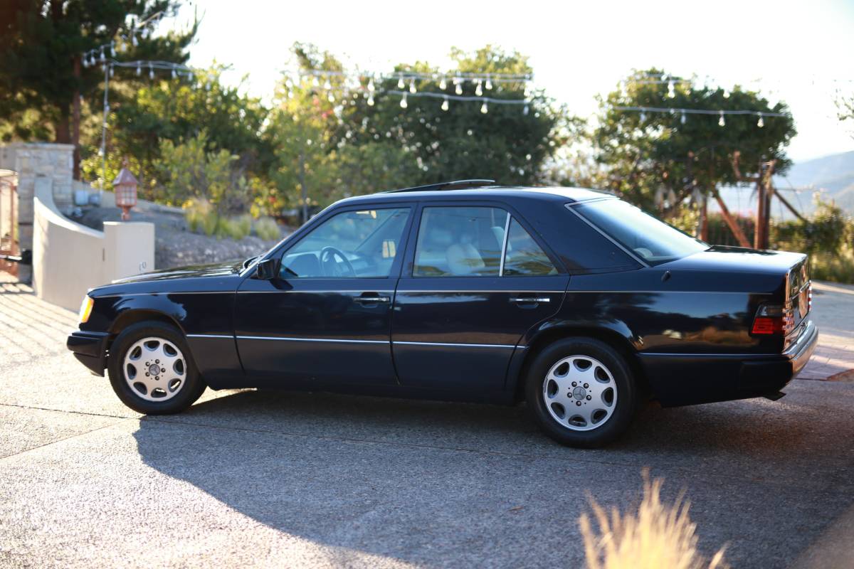 Mercedes-benz-e300-diesel-1995-blue-1