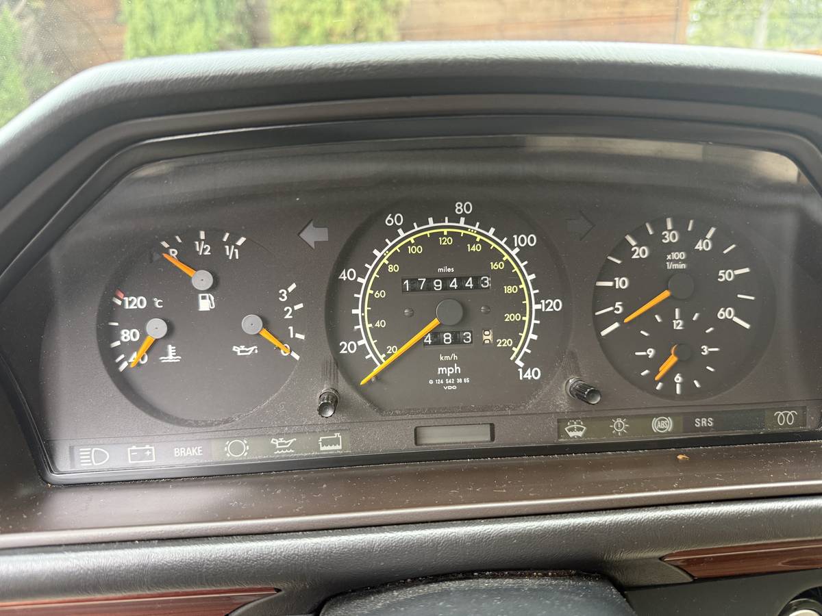 Mercedes-benz-e300-diesel-1995-blue-11