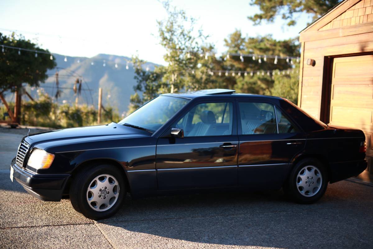 Mercedes-benz-e300-diesel-1995-blue-2