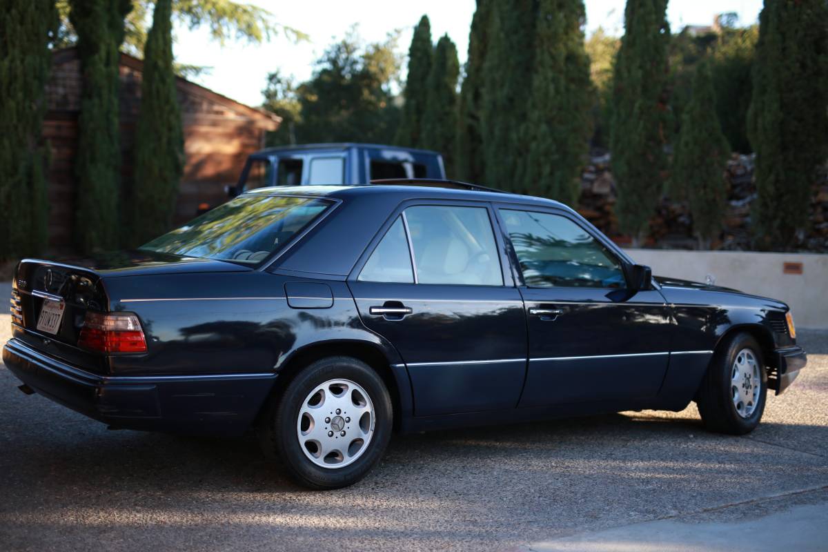 Mercedes-benz-e300-diesel-1995-blue-3