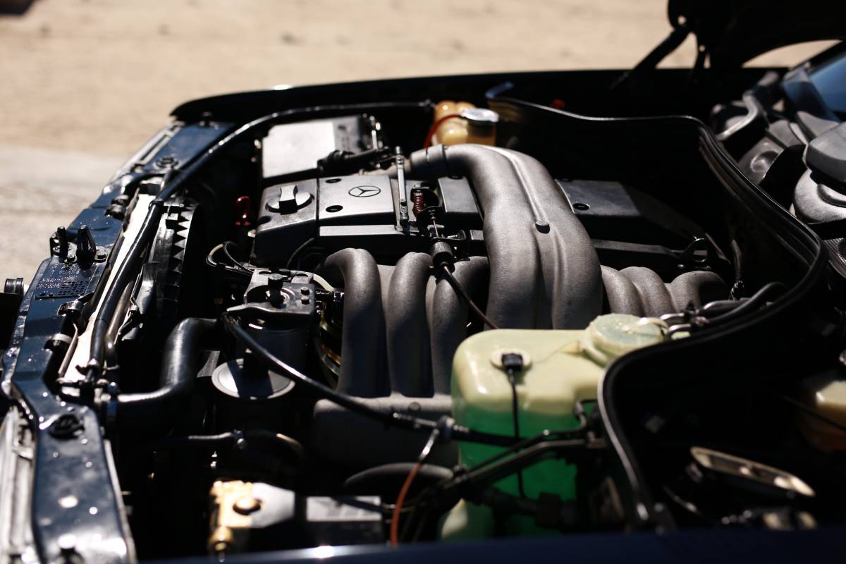 Mercedes-benz-e300-diesel-1995-blue-9