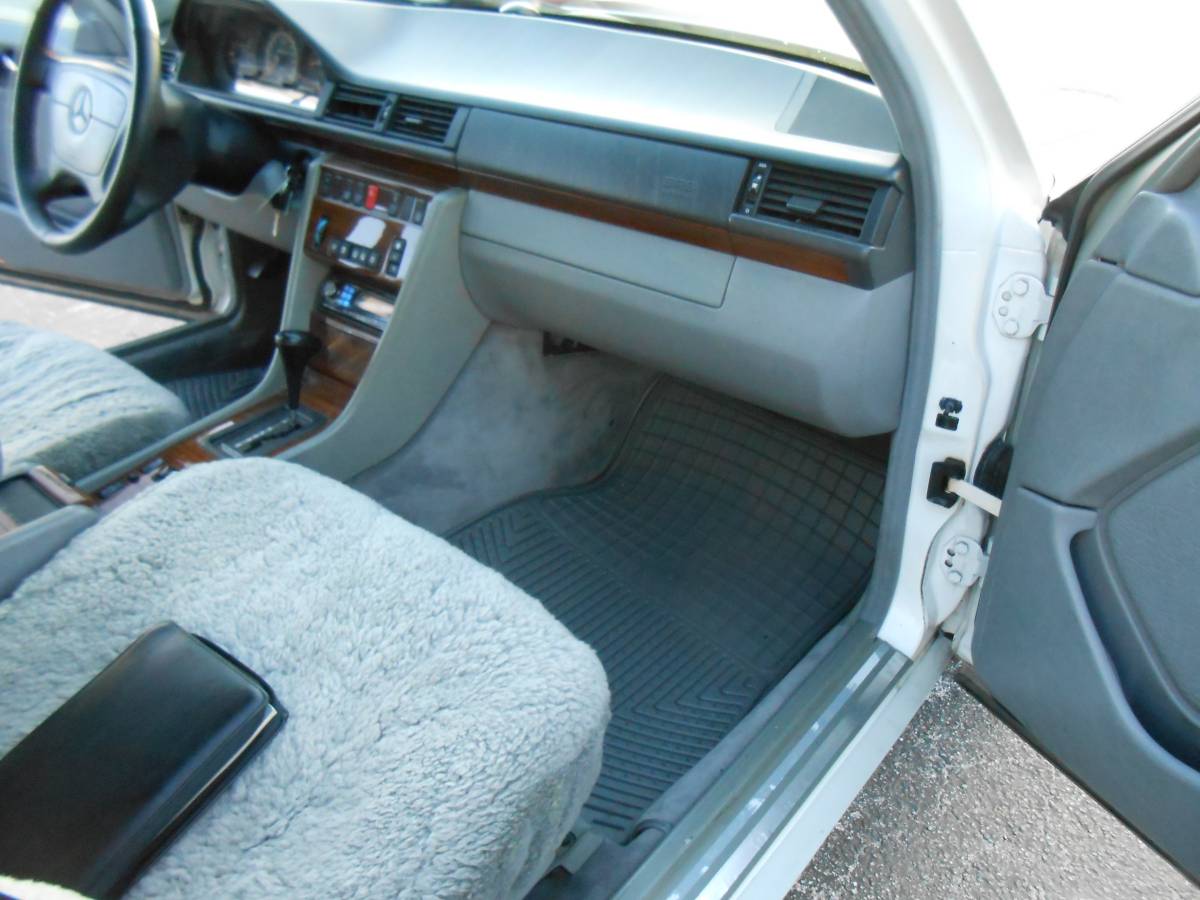 Mercedes-benz-e320-1994-white-1