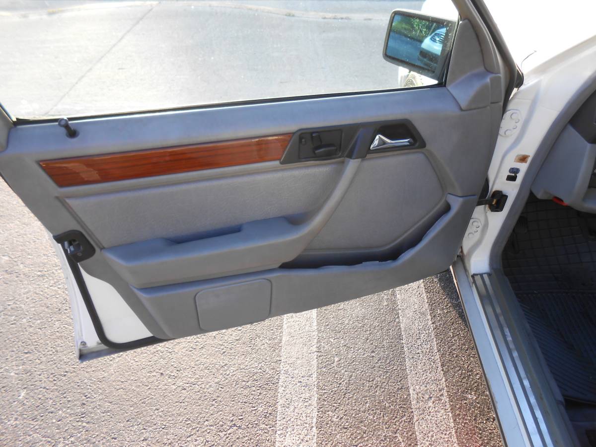 Mercedes-benz-e320-1994-white-13