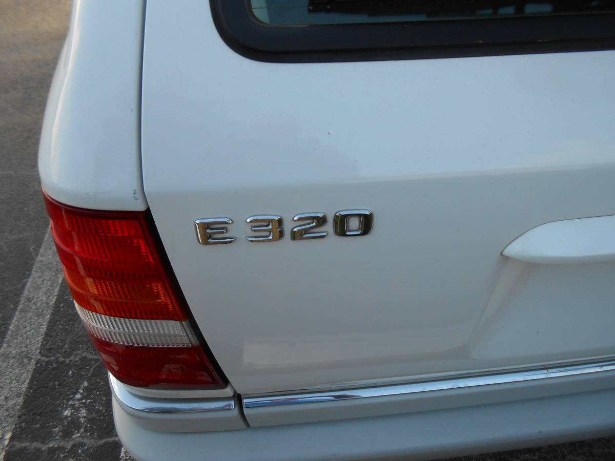Mercedes-benz-e320-1994-white-22