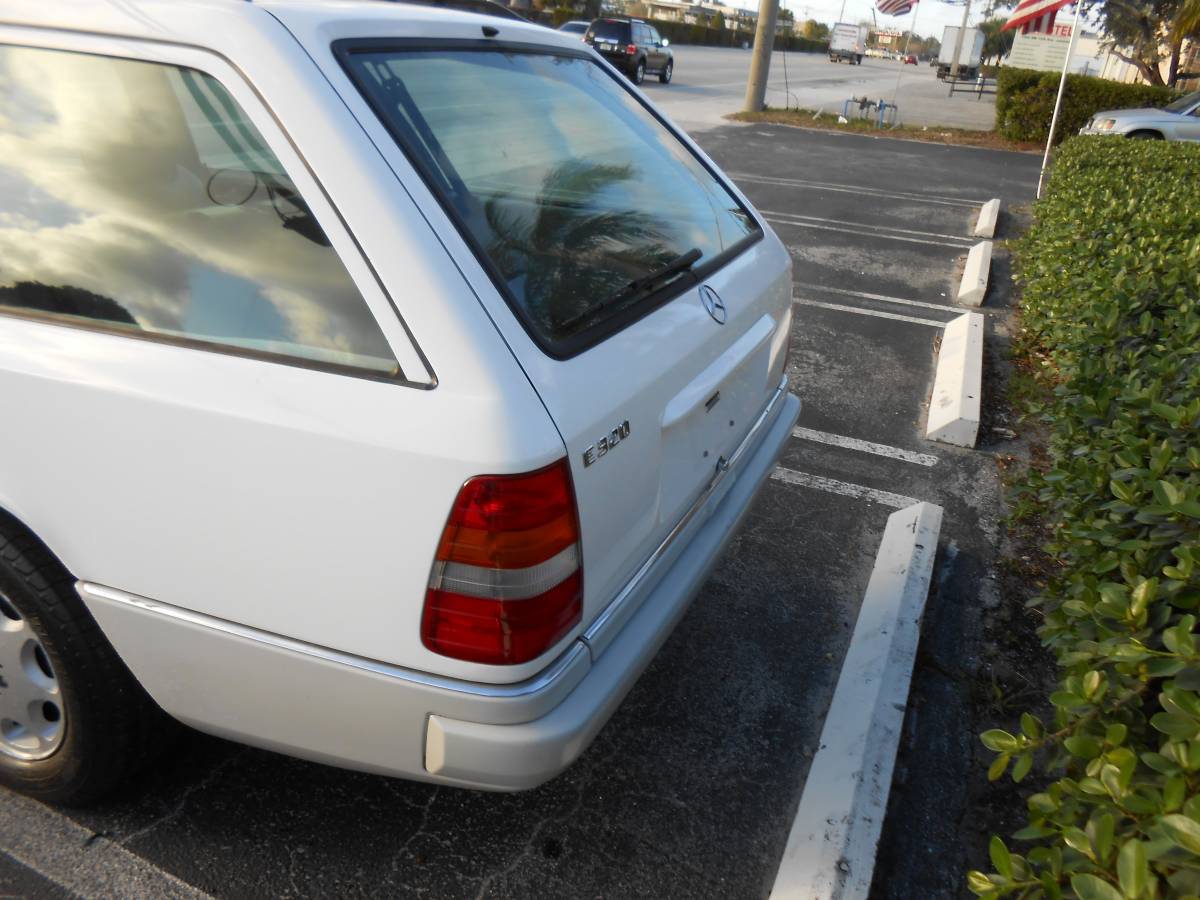 Mercedes-benz-e320-1994-white-3