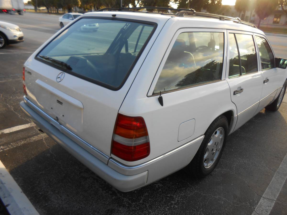 Mercedes-benz-e320-1994-white-4