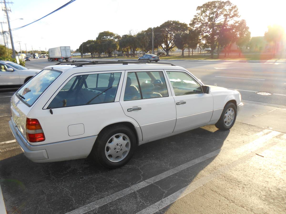 Mercedes-benz-e320-1994-white-6