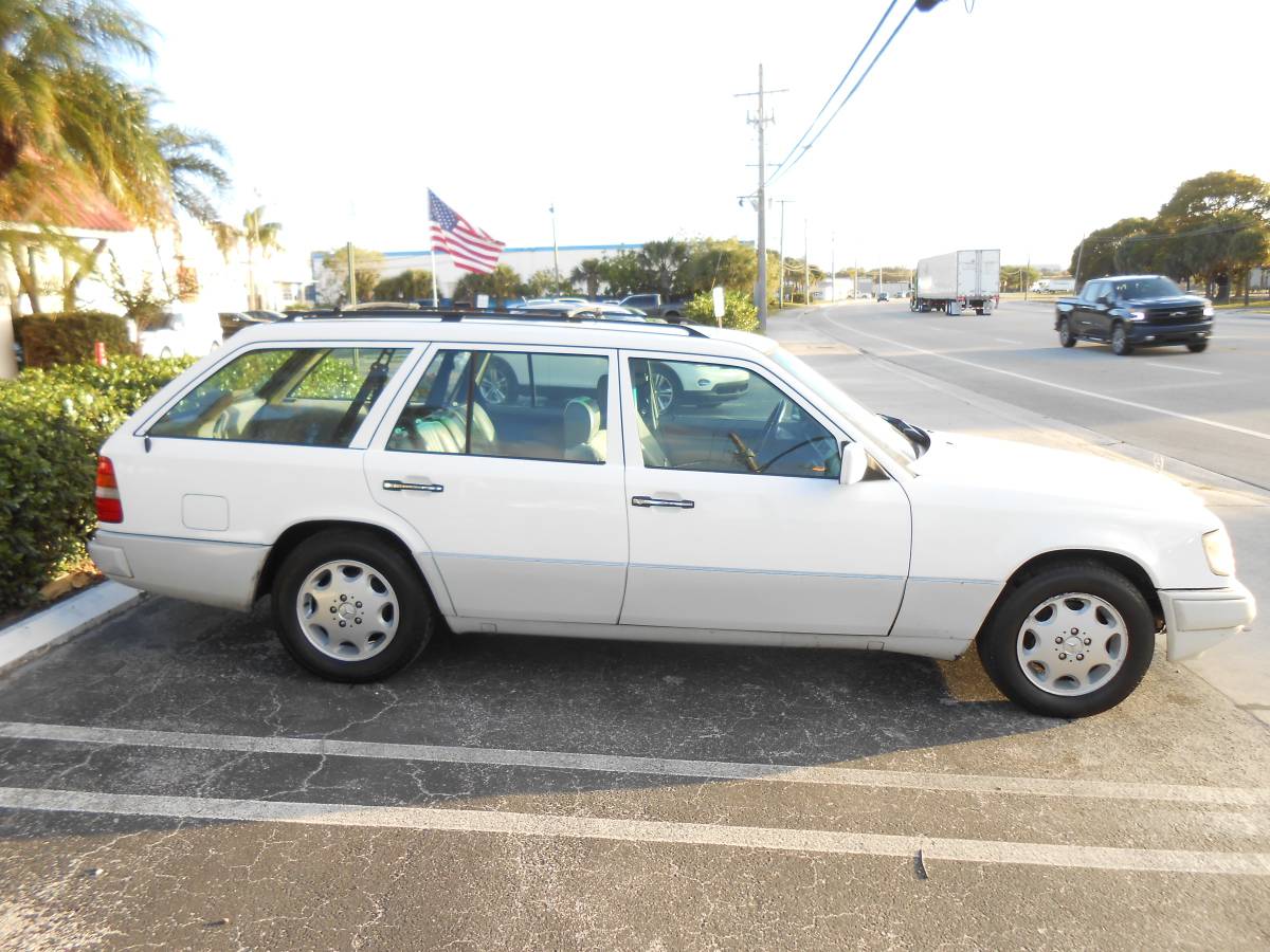 Mercedes-benz-e320-1994-white-7