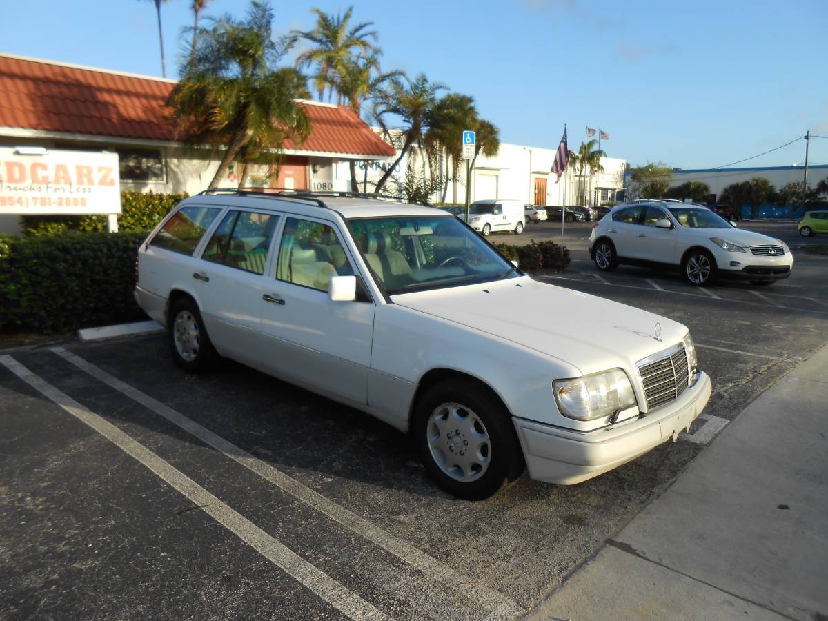 Mercedes-benz-e320-1994-white-8