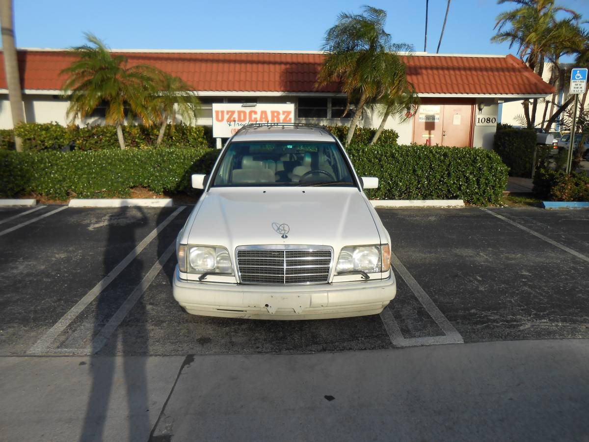 Mercedes-benz-e320-1994-white-9