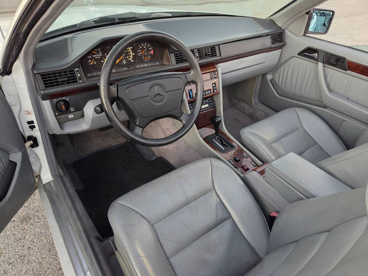 Mercedes-benz-e320-1995-12