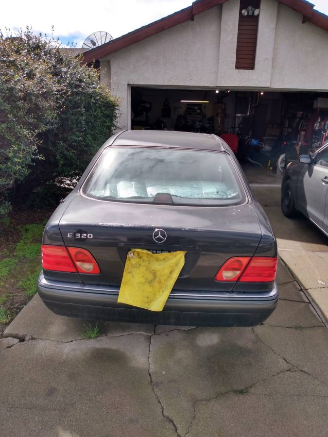 Mercedes-e320-1996-grey-1