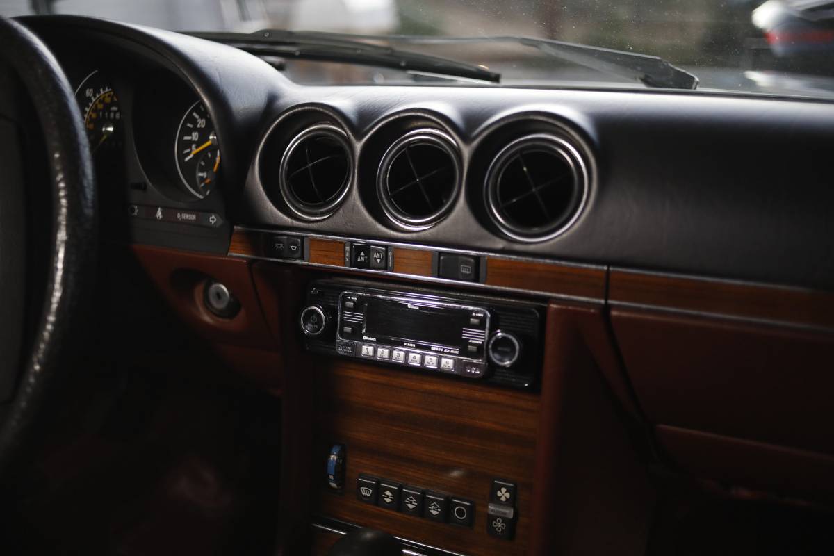 Mercedes-sl380-1983-white-14
