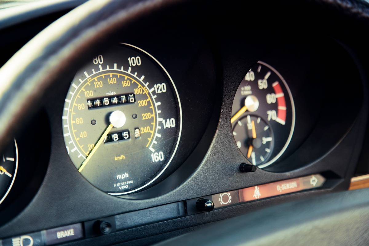 Mercedes-sl380-1983-white-5