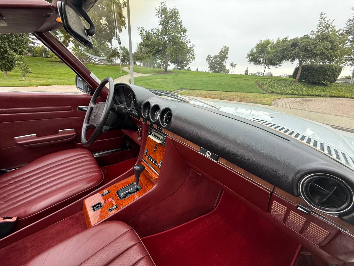 Mercedes-sl560-1988-white-17