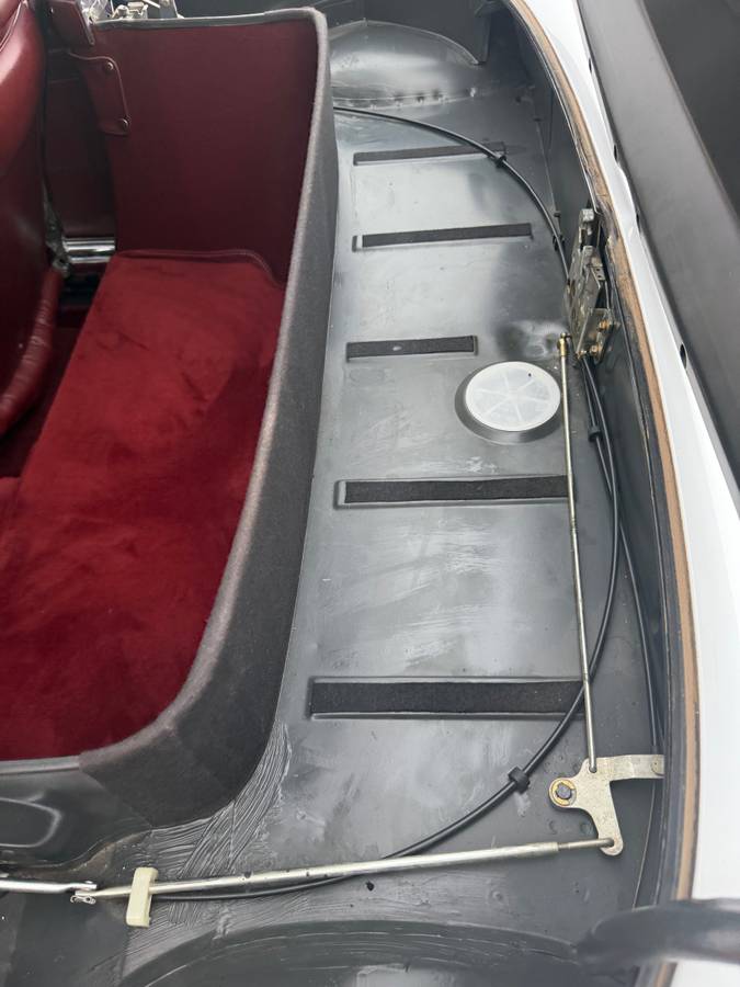 Mercedes-sl560-1988-white-21