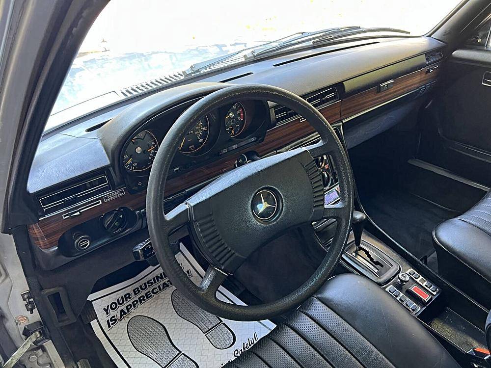 Mercedesbenz-400class-1975-silver-18