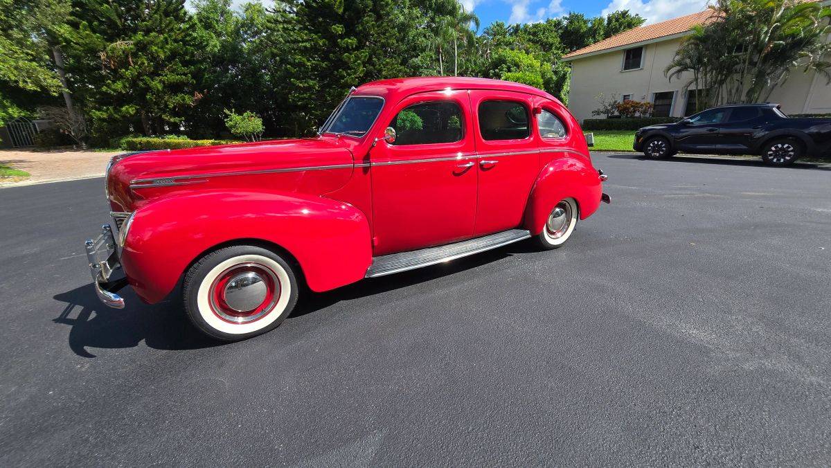 Mercury-4-door-town-sedan-1939-red-10