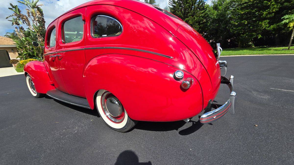 Mercury-4-door-town-sedan-1939-red-12