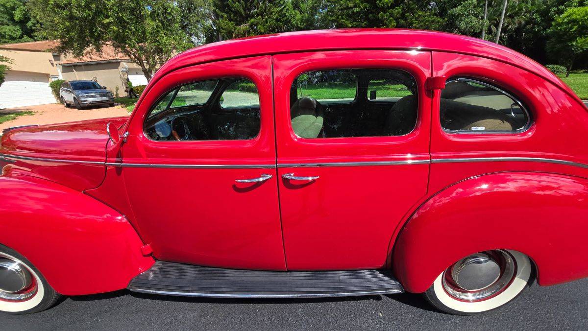 Mercury-4-door-town-sedan-1939-red-18
