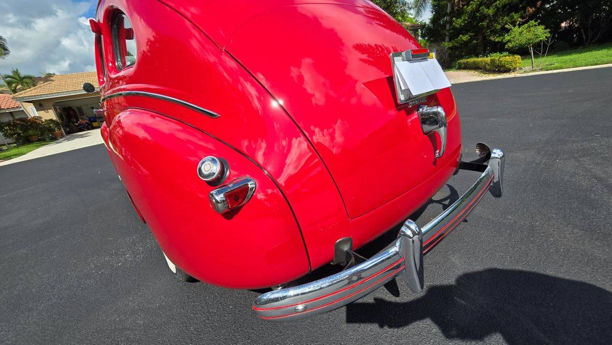 Mercury-4-door-town-sedan-1939-red-23