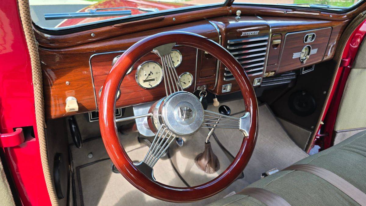 Mercury-4-door-town-sedan-1939-red-9