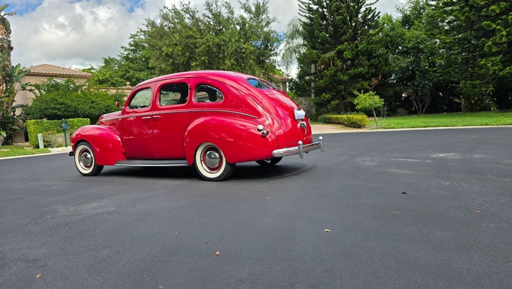 Mercury-8-Town-Sedan-1939-Sedan-10