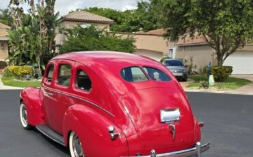 Mercury-8-Town-Sedan-1939-Sedan-9
