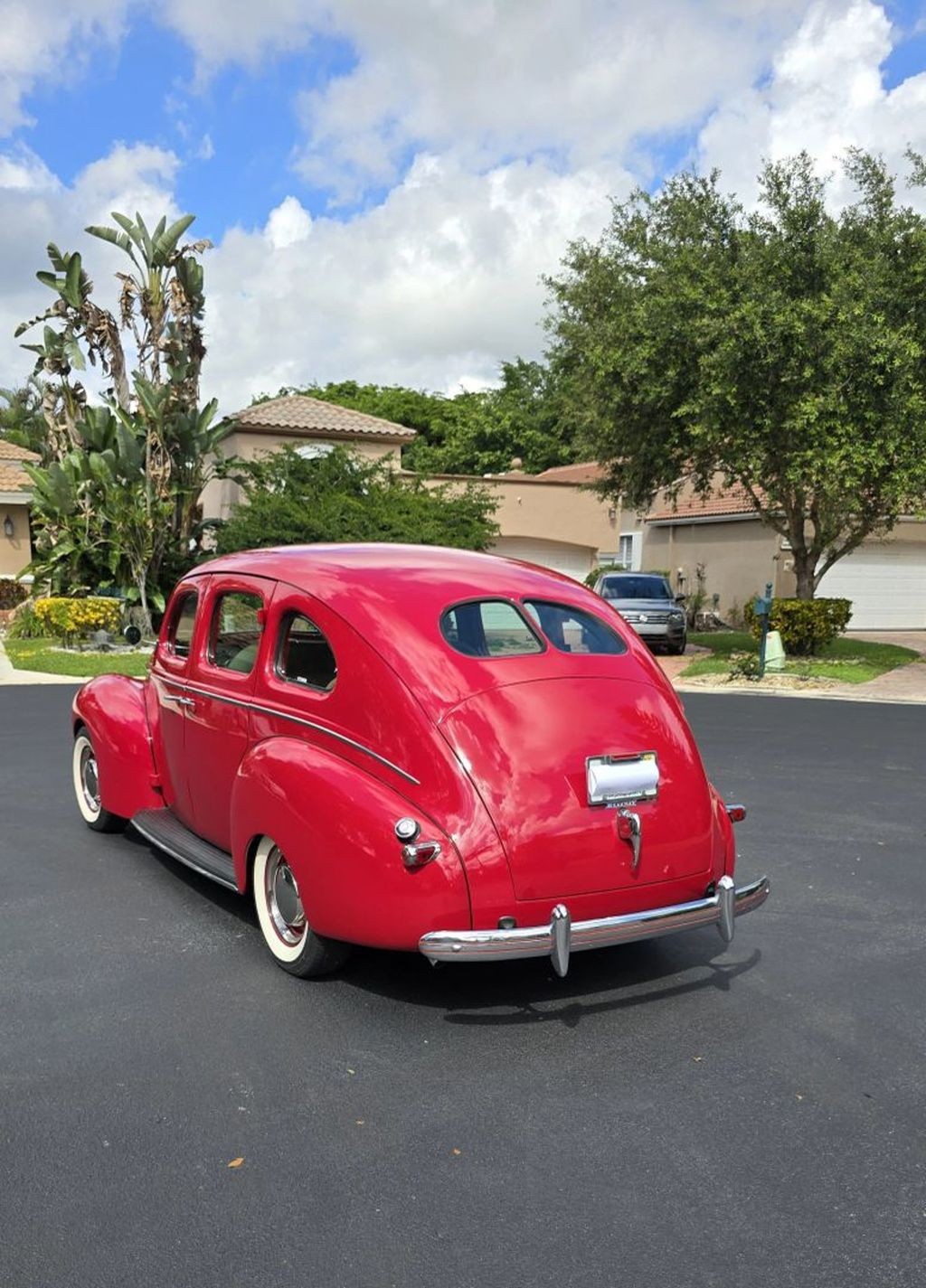 Mercury-8-Town-Sedan-1939-Sedan-9