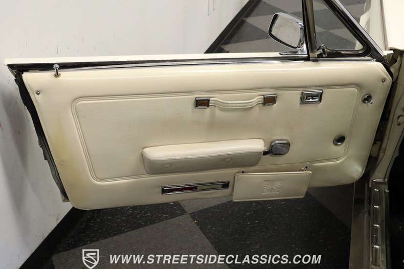 Mercury-Cougar-1967-White-Parchment-32