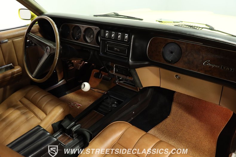 Mercury-Cougar-1969-Yellow-Saddle-Leather-40