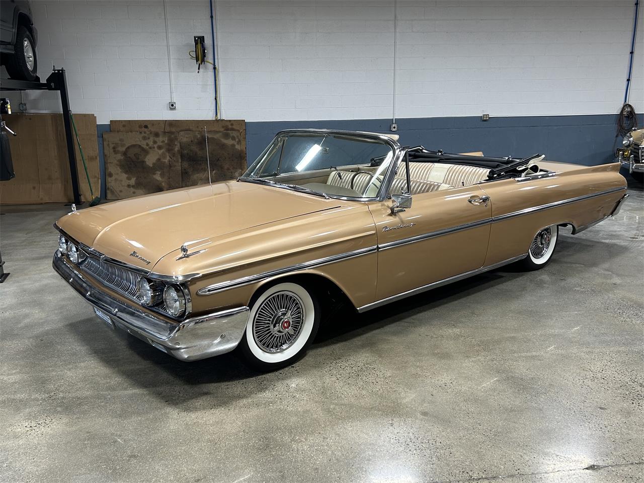 Mercury-Monterey-1961-Gold-metallic-White-and-Gold-1