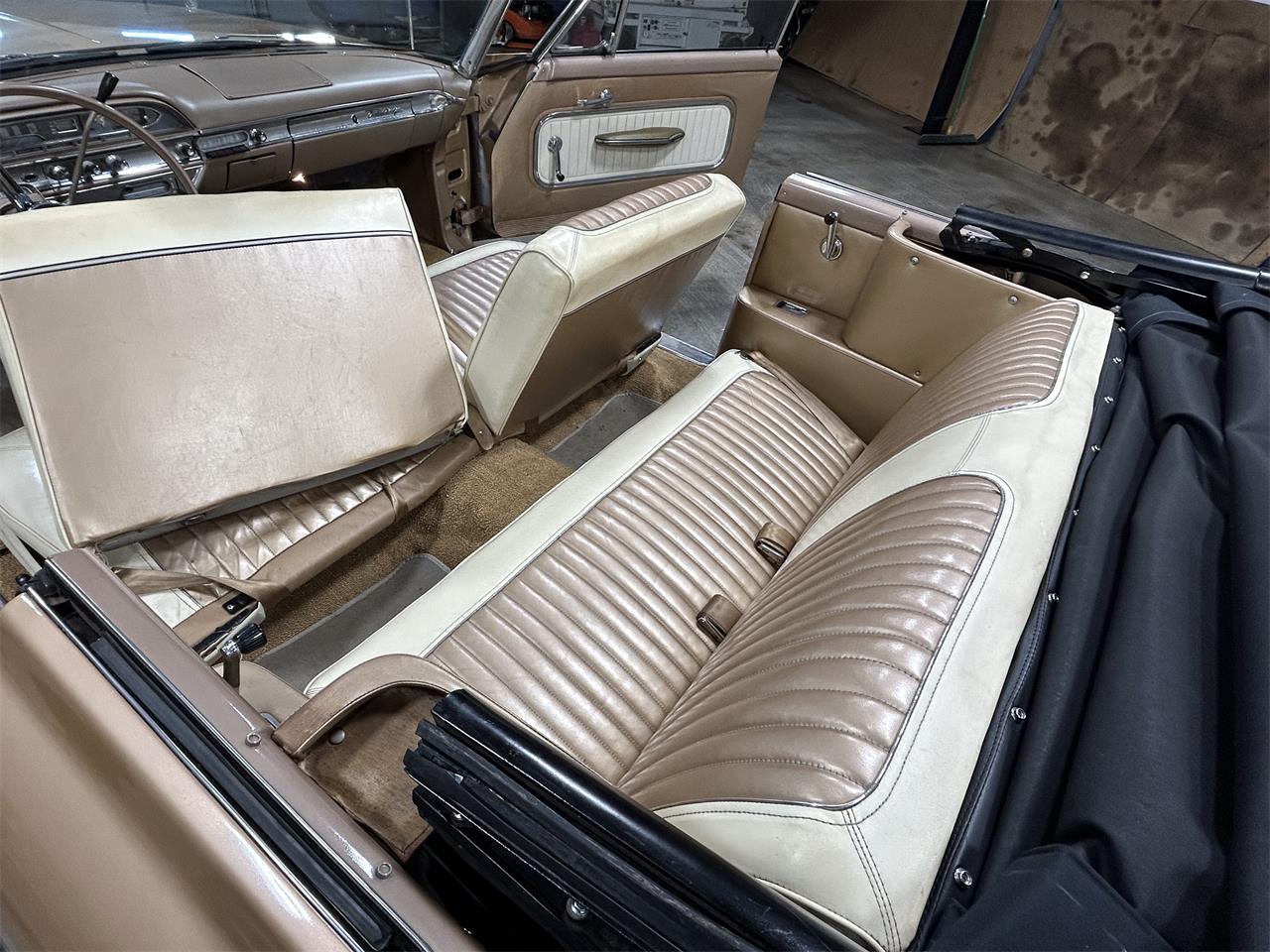 Mercury-Monterey-1961-Gold-metallic-White-and-Gold-10