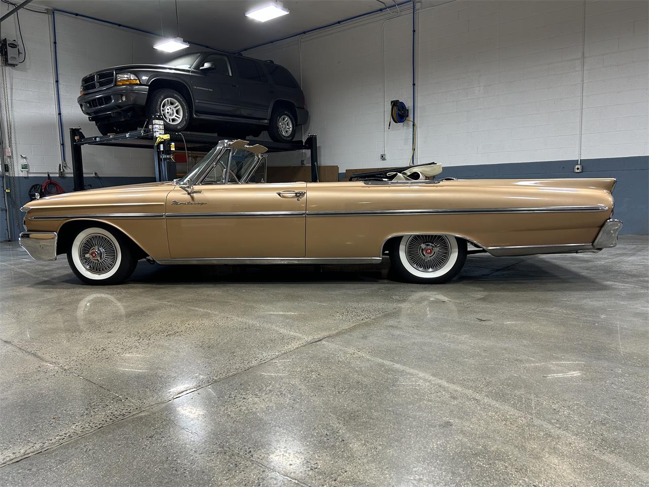 Mercury-Monterey-1961-Gold-metallic-White-and-Gold-12