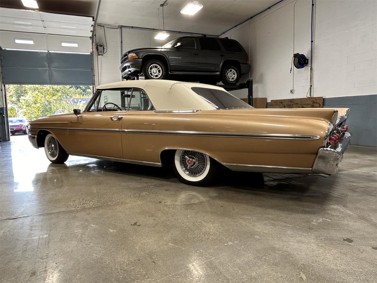 Mercury-Monterey-1961-Gold-metallic-White-and-Gold-13
