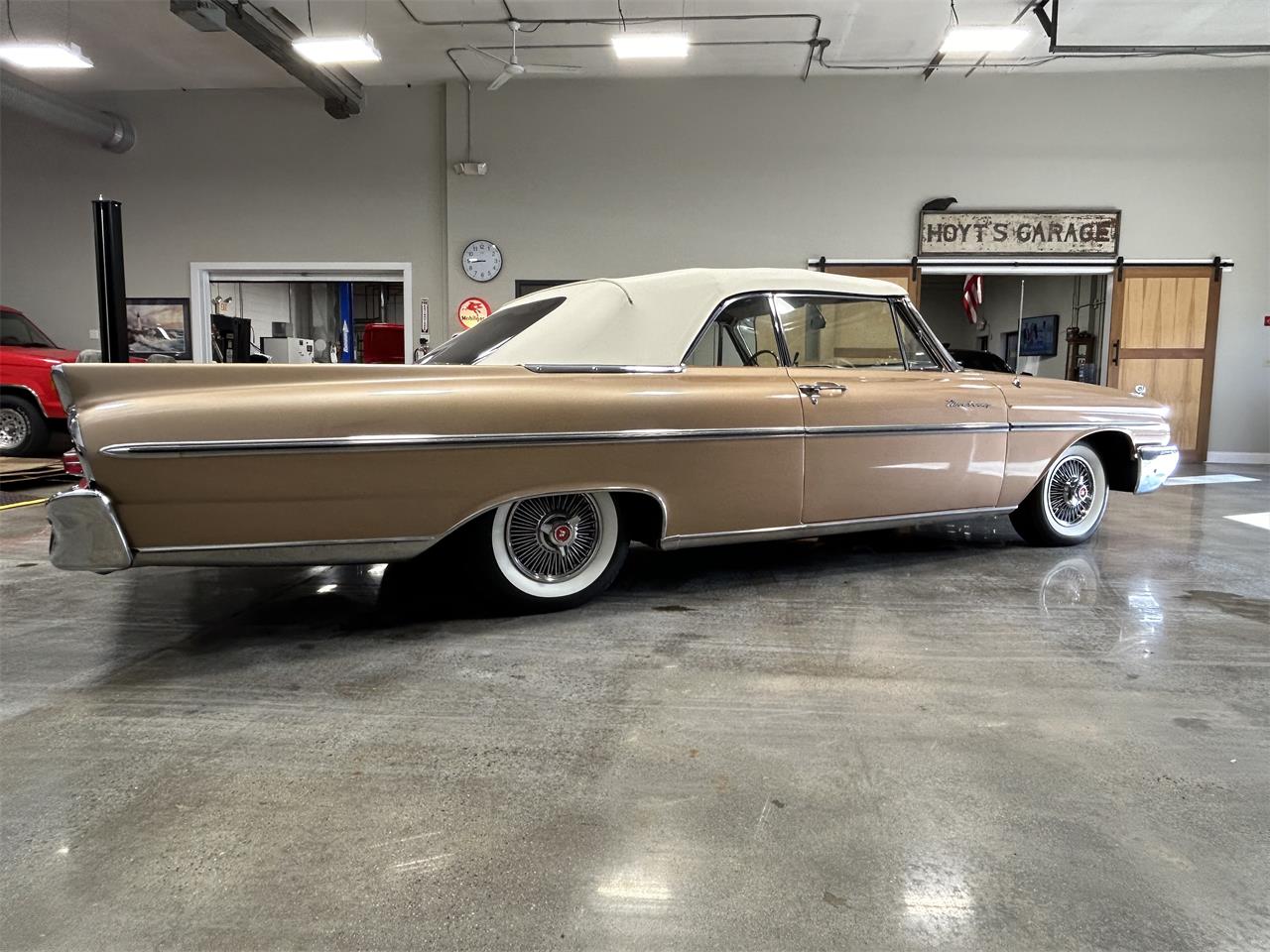 Mercury-Monterey-1961-Gold-metallic-White-and-Gold-17