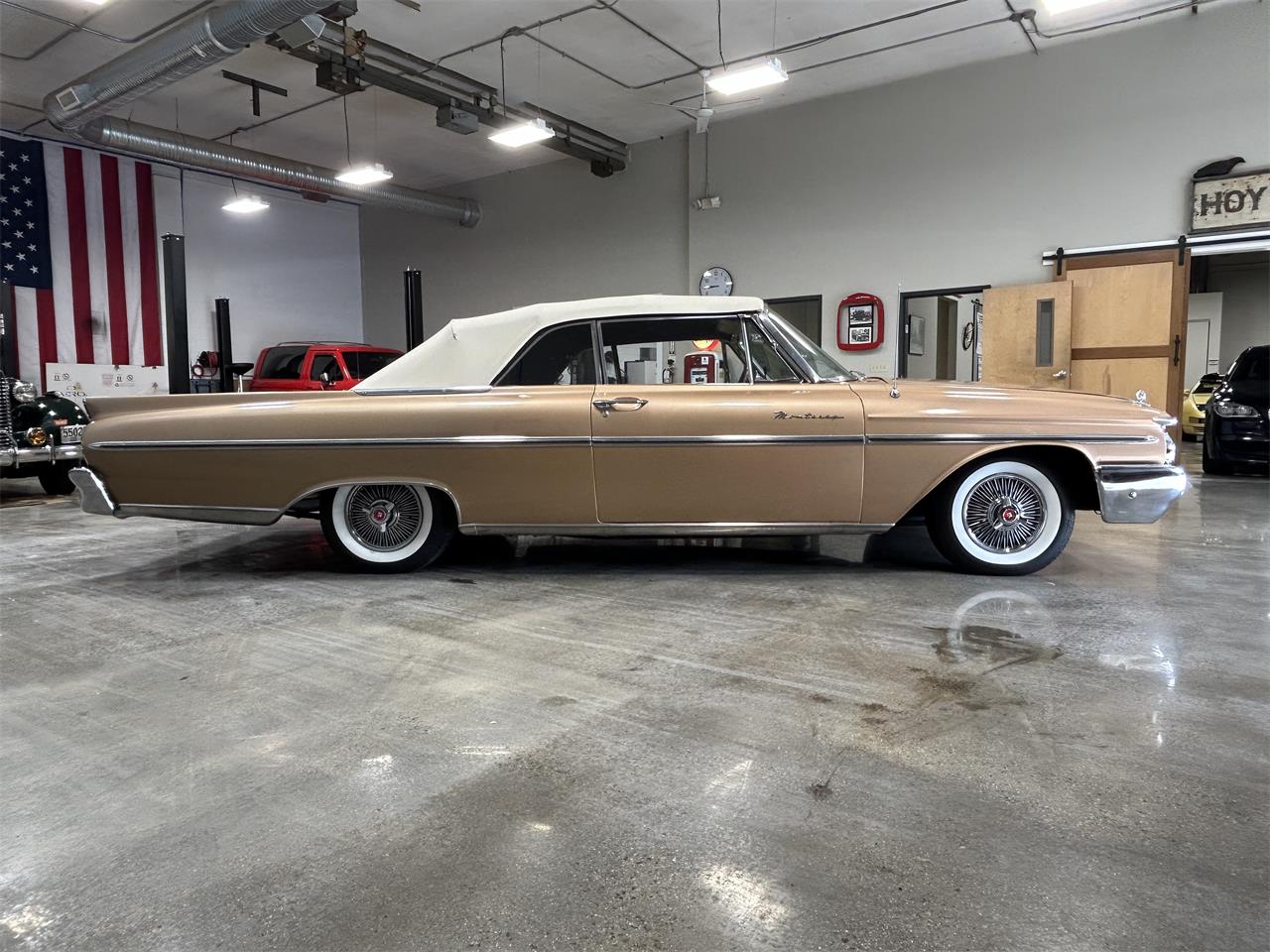 Mercury-Monterey-1961-Gold-metallic-White-and-Gold-18