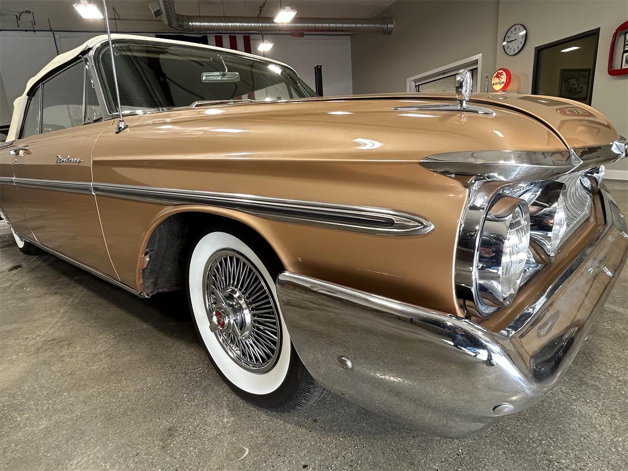 Mercury-Monterey-1961-Gold-metallic-White-and-Gold-19