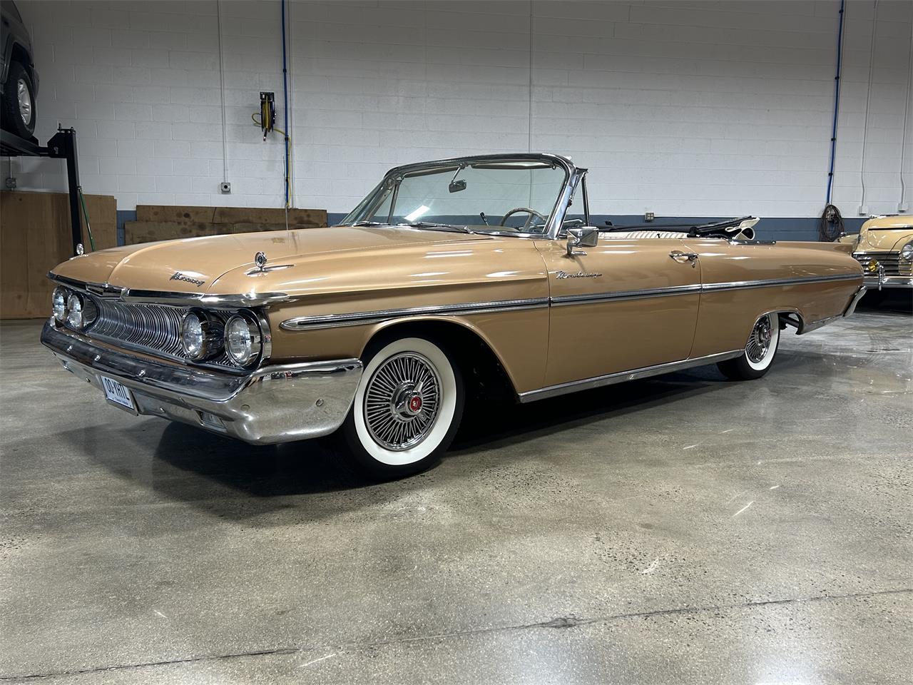 Mercury-Monterey-1961-Gold-metallic-White-and-Gold-2