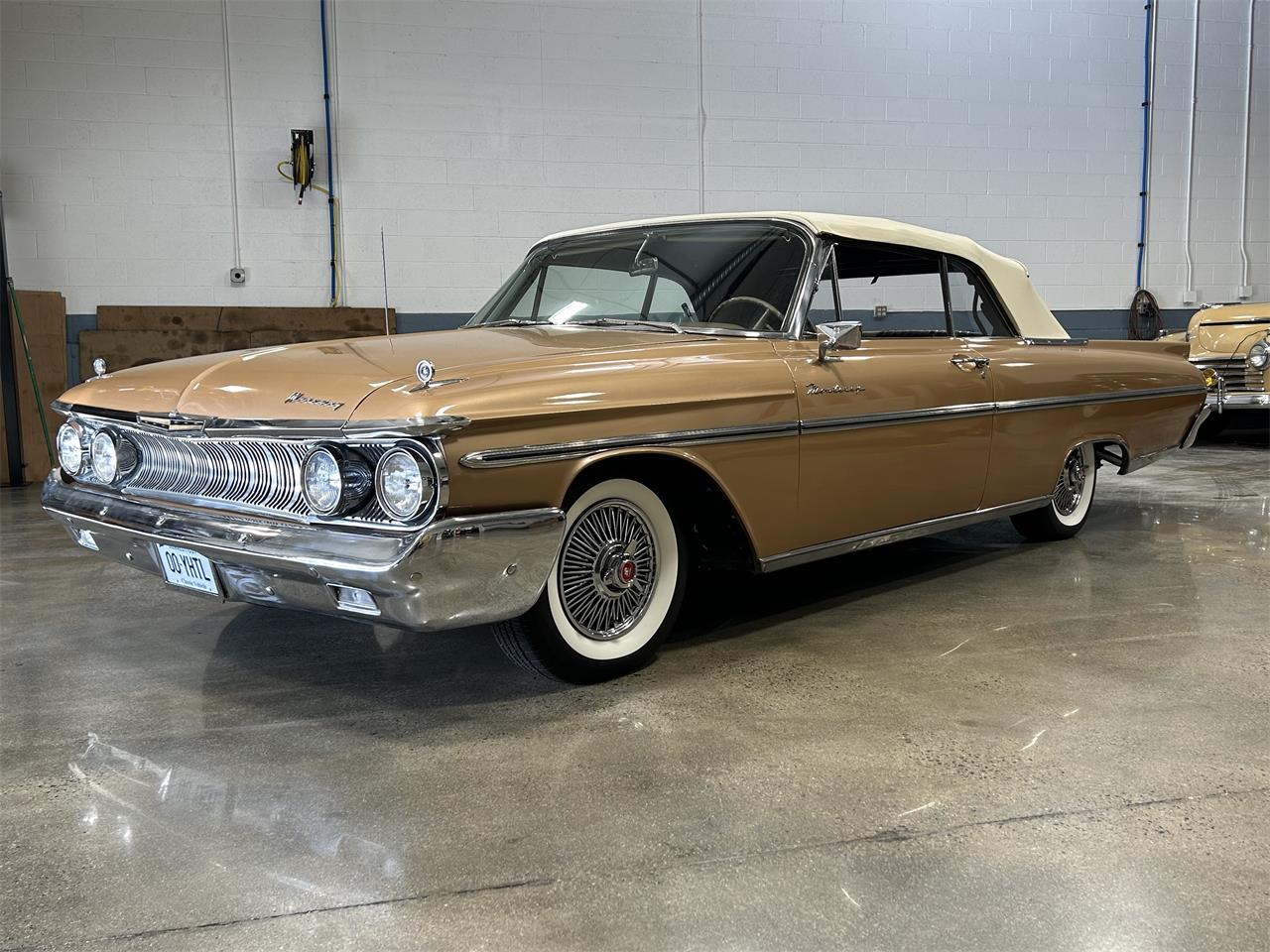 Mercury-Monterey-1961-Gold-metallic-White-and-Gold-25