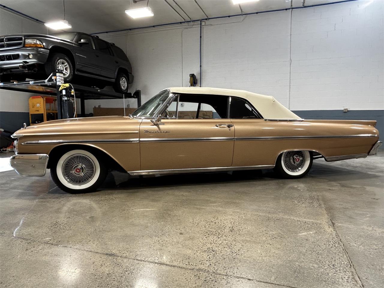 Mercury-Monterey-1961-Gold-metallic-White-and-Gold-28