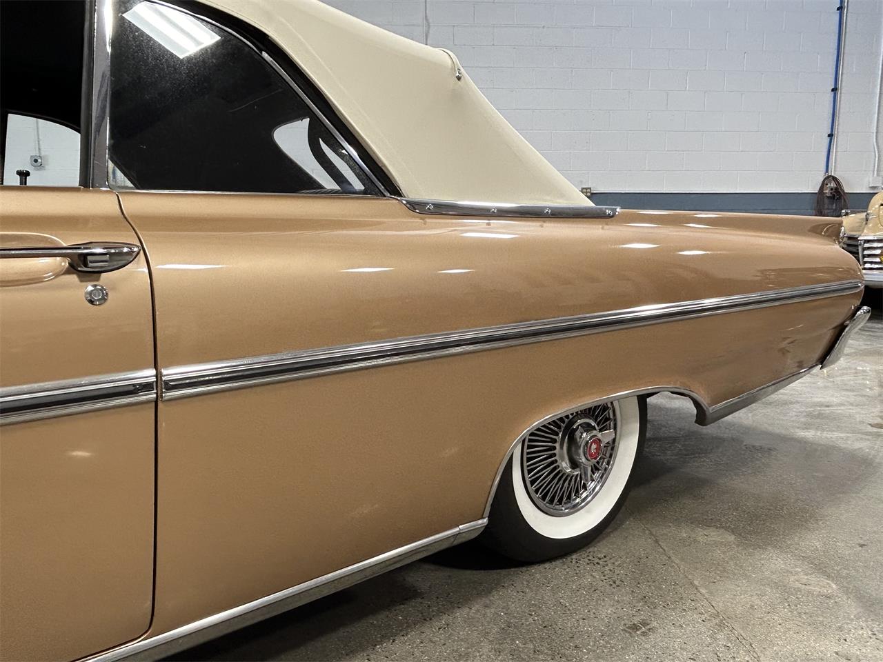 Mercury-Monterey-1961-Gold-metallic-White-and-Gold-29