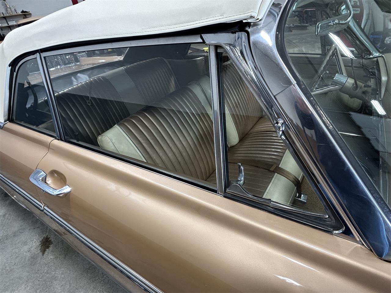Mercury-Monterey-1961-Gold-metallic-White-and-Gold-32