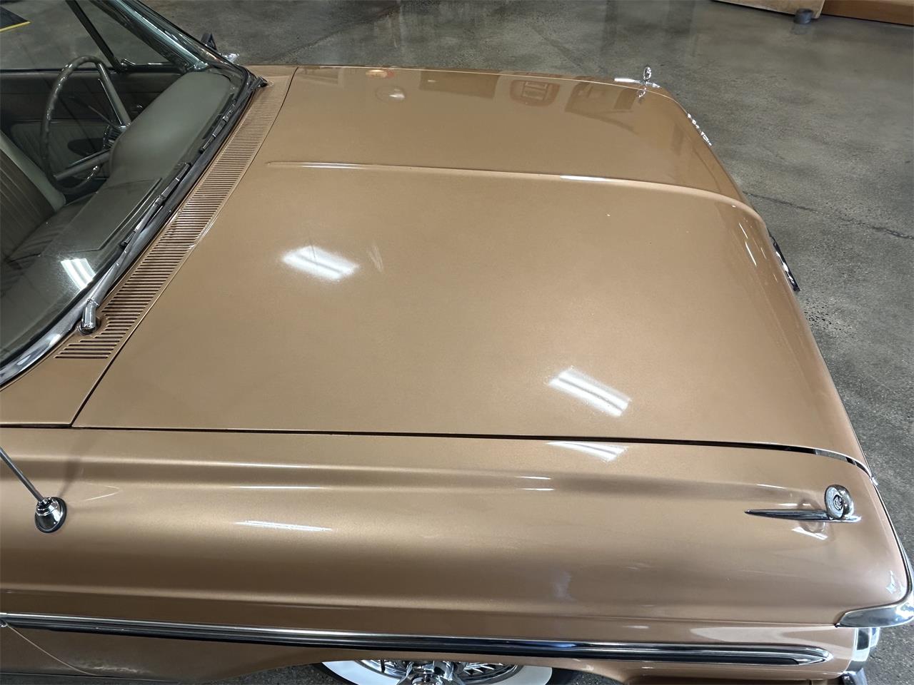 Mercury-Monterey-1961-Gold-metallic-White-and-Gold-40