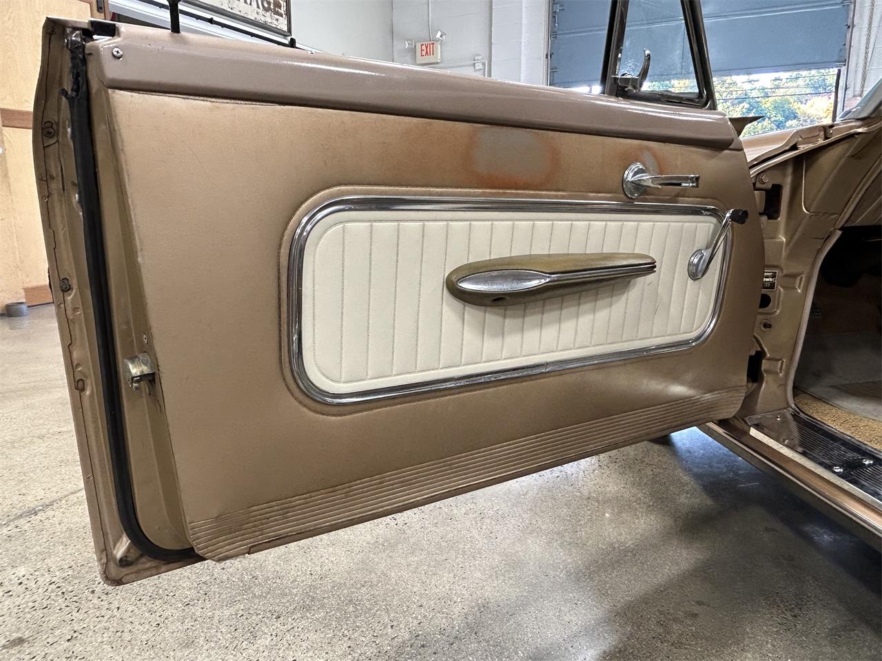 Mercury-Monterey-1961-Gold-metallic-White-and-Gold-43