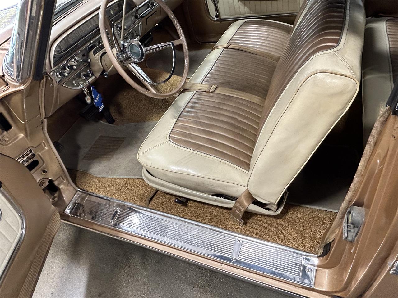 Mercury-Monterey-1961-Gold-metallic-White-and-Gold-44